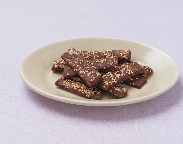 五大栄養素を含むごまがアクセント！22kcalの【サクサクごまココアクッキー】