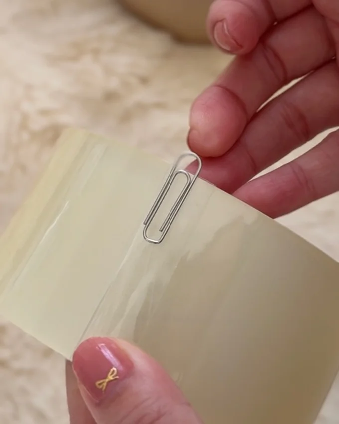 透明テープの端にクリップを5mm程度出して付けておく　▶ほかには？