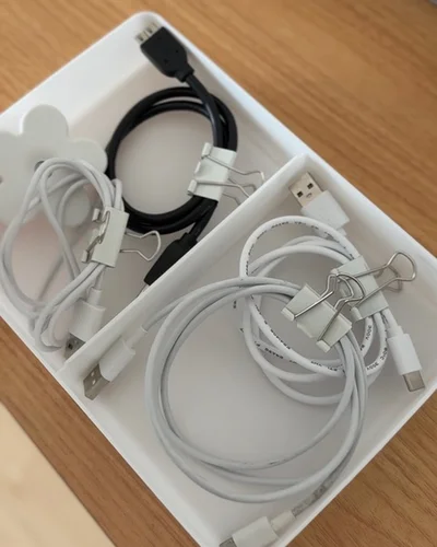 コード類は丸めてダブルクリップでスッキリ収納　▶穴を開けない方法