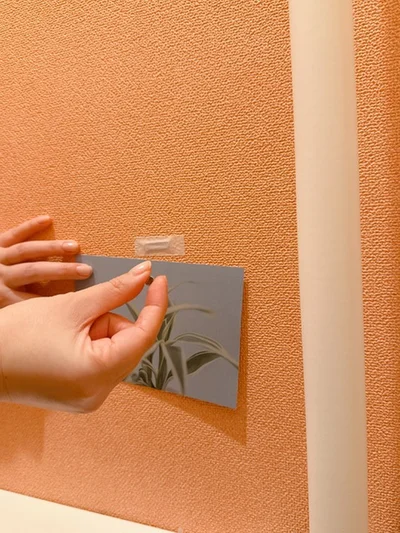 穴を開けずにポストカードを飾る　▶キッチンでも