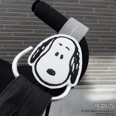 合皮レザーベルト×シルバーフックが大人っぽい「ベビーカーフック(PEANUTS)」
