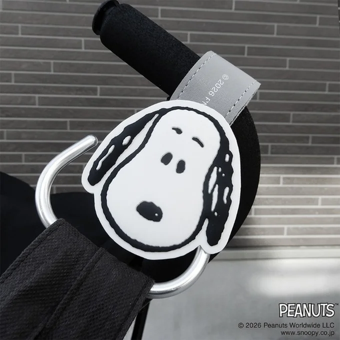 合皮レザーベルト×シルバーフックが大人っぽい「ベビーカーフック(PEANUTS)」