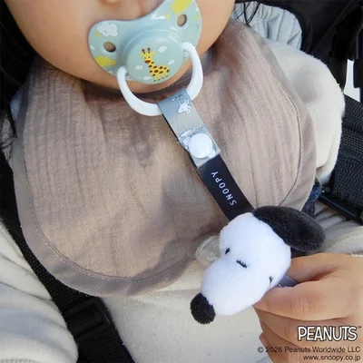 スヌーピーのマスコットがちらりとのぞく「おしゃぶりクリップ(PEANUTS)」