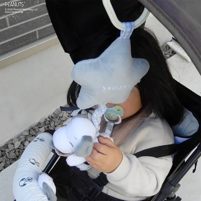 星形フックから吊り下がるスヌーピーに赤ちゃんも夢中