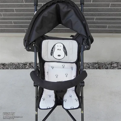 ベビーカーにセットした「ベビーカーシート(PEANUTS)」。枕部分は取り外して抱っこ紐にも使える