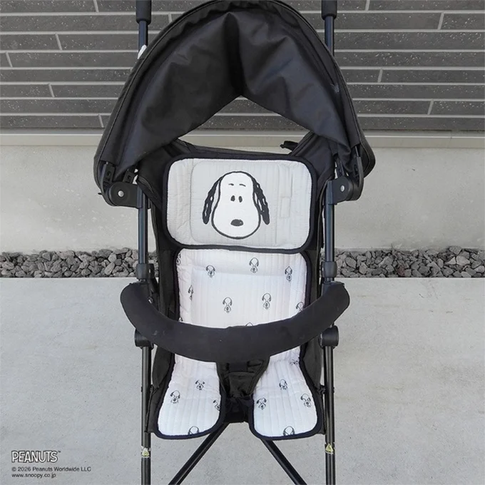 ベビーカーにセットした「ベビーカーシート(PEANUTS)」。枕部分は取り外して抱っこ紐にも使える