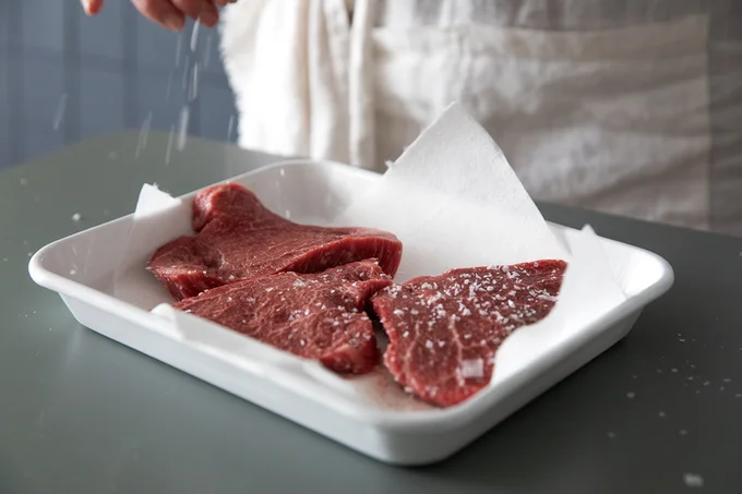 牛肉の両面に塩をふる