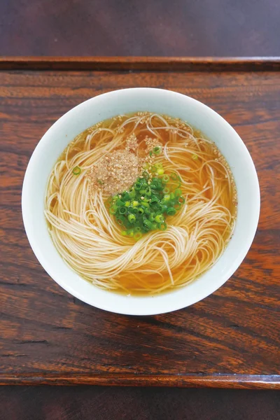 スープで麺を茹で、簡単に