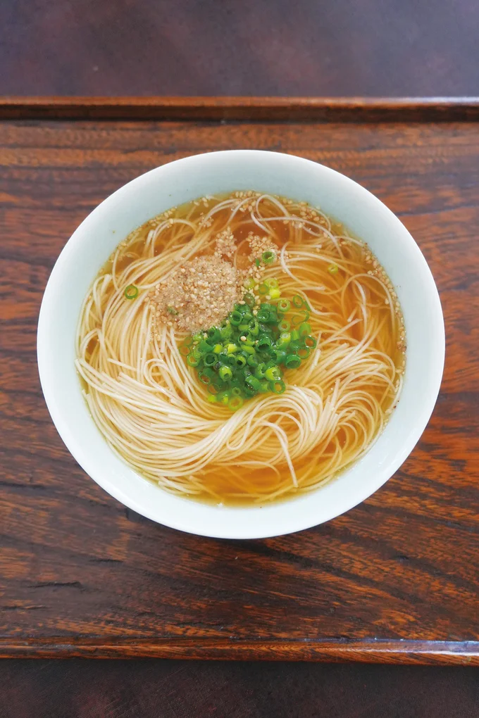 スープで麺を茹で、簡単に