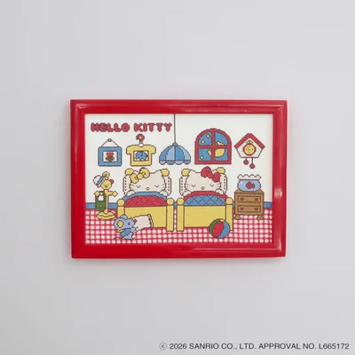 ハローキティと双子の妹ミミィが仲良く並んで眠る、心温まるデザイン