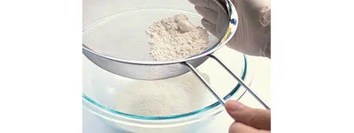 アーモンドパウダーは粗目のザルでふるっておく