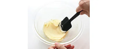 食塩不使用バター、粉糖を入れて練り混ぜる