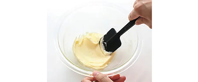食塩不使用バター、粉糖を入れて練り混ぜる