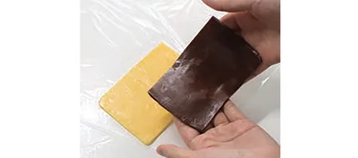 両端を均等に空けてココア生地を重ねる