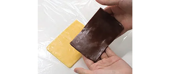 両端を均等に空けてココア生地を重ねる