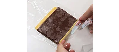 中心線としてお箸などでぐっと食い込ませる