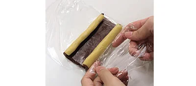 ラップごと持って折り畳むとひび割れしにくい