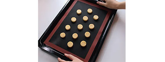 シルパンを敷いた天板に生地を並べる