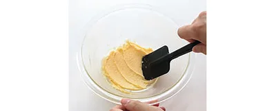 全卵、アーモンドパウダーを入れて混ぜる