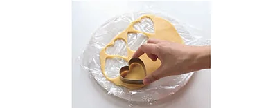 生地がかたくなった状態で型抜きをする