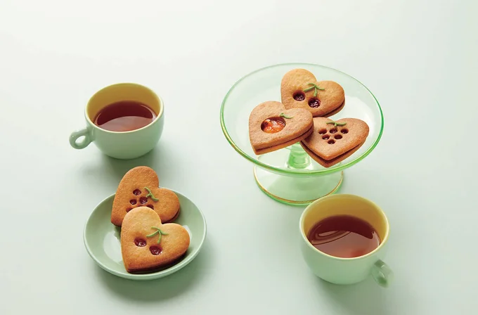 中にジャムを挟んだ、見た目も味もたのしいクッキー