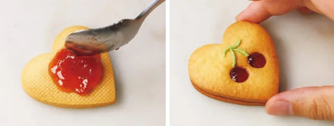 穴のある方のクッキーで優しく力を入れて挟む