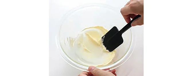 食塩不使用バター、粉糖、塩を入れて練り混ぜる