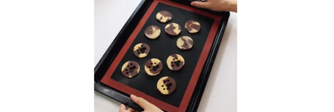 冷蔵庫で冷やしておいた生地を天板に並べる