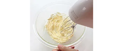粉糖、塩を加えてハンドミキサーで混ぜる
