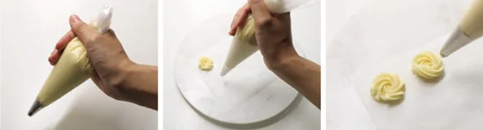 クッキングシートに形を絞る。