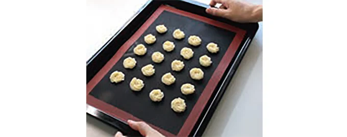 クッキングシートからはがした生地を移す