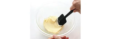 食塩不使用バター、粉糖を入れて練り混ぜる