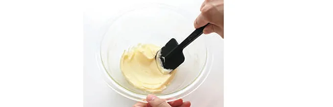 食塩不使用バター、粉糖を入れて練り混ぜる