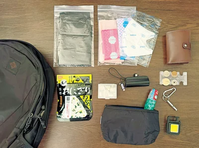 荷物が重くなり過ぎないように、最低限のものをあちこちに分散させています