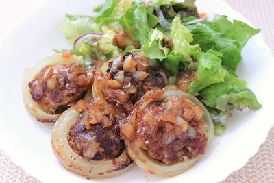 リング状の玉ねぎが見た目も楽しい「玉ねぎハンバーグのバターじょうゆソース」