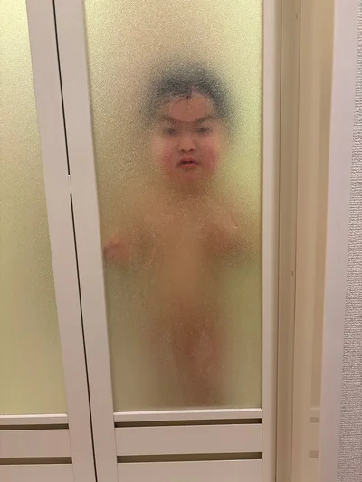 この姿で母を待つ…▶じわじわくる表情（⇒次へ）