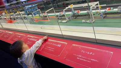 トラックの作り方にくぎ付け▶地面にどっかり座って…（⇒次へ）