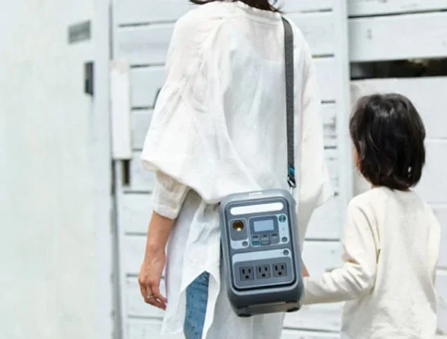 両手を使わずに持ち運べるポータブル電源