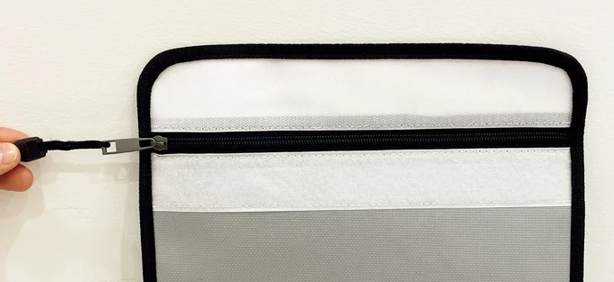 ファスナー+面ファスナーでしっかり収納