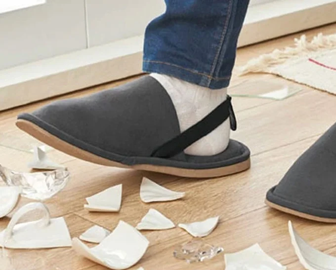 見落としがちな足元の危険に備える！「防災ルームシューズ＆スリッパ」3選