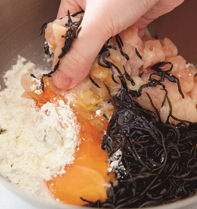 とり肉にたっぷりのひじきを投入し、栄養価もうまみもプラス。手でしっかりと練り混ぜて。