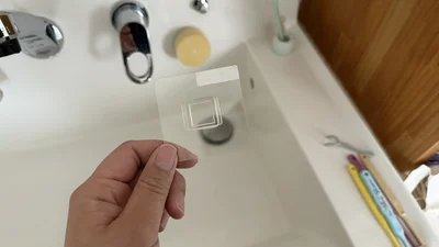 取り付けはこのフィルムフックを使えば簡単