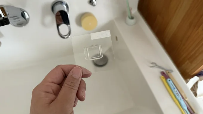 取り付けはこのフィルムフックを使えば簡単