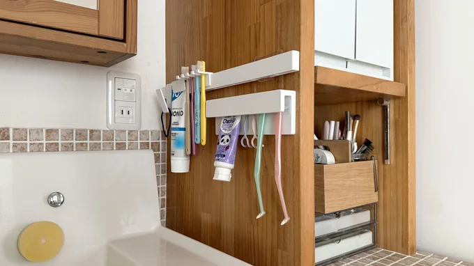 転がっていた歯間ブラシも歯磨き粉もしっかり壁面収納できるように