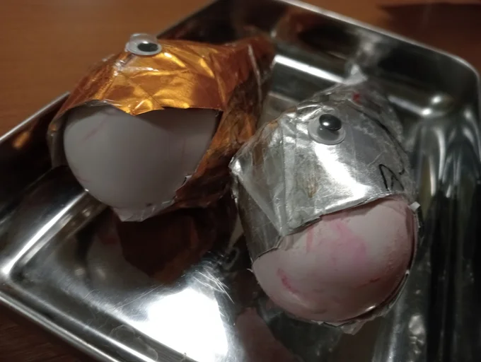 ぷっくり可愛い魚の工作かと思いきや…▶お腹を押すと…（⇒次へ）