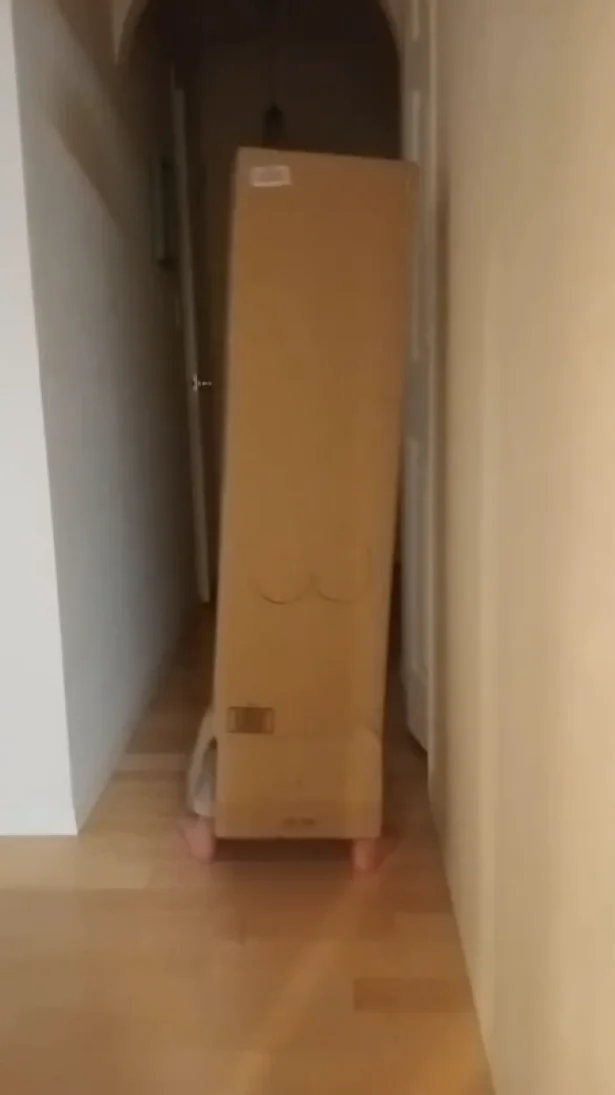 「はなやん」のおしり▶廊下から飛び出す「はなやん」（⇒次へ）