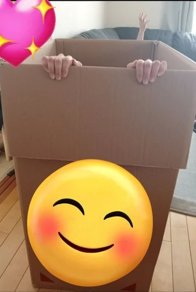 中身（椅子）よりダンボールに興奮！▶粘土で作ったハニワ（⇒次へ）