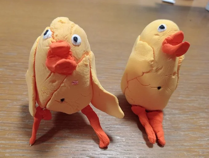 トリの工作（粘土）▶絶妙な表情の2羽です（⇒次へ）