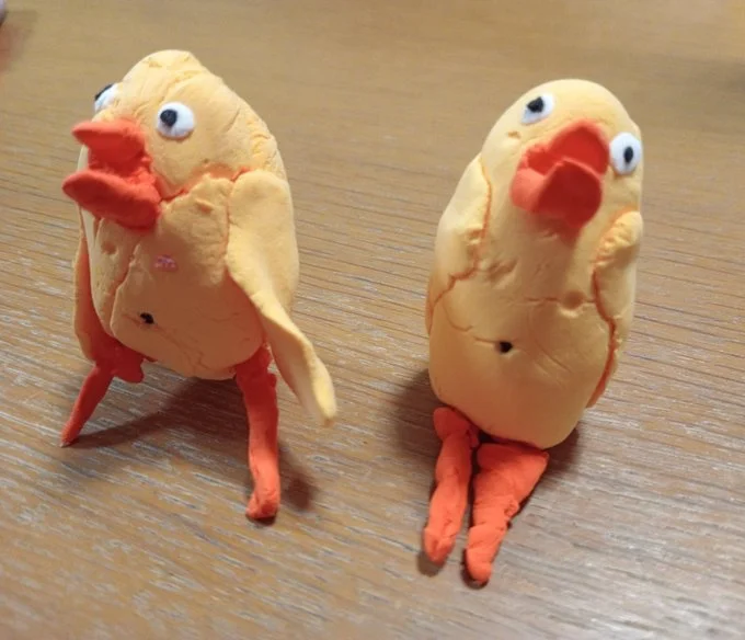 表情と揃った足（右の子）に注目です！▶自分のパジャマに落書きをする娘さん（⇒次へ）