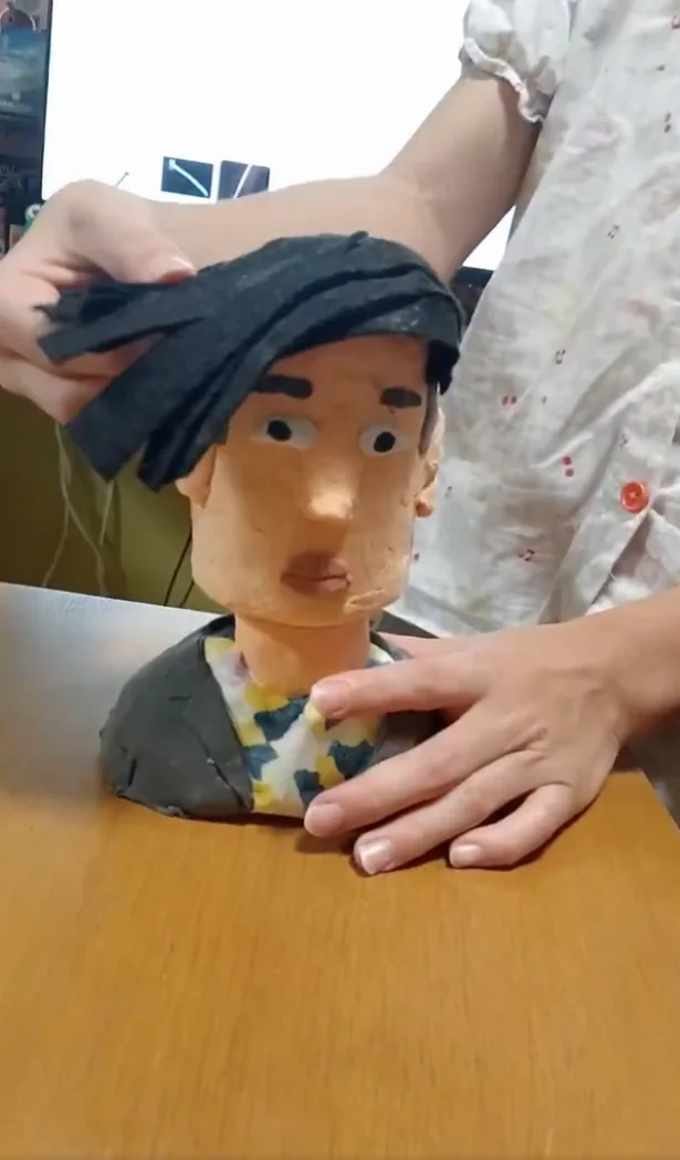 髪の毛をめくると…▶驚きの仕掛けが…！（⇒次へ）